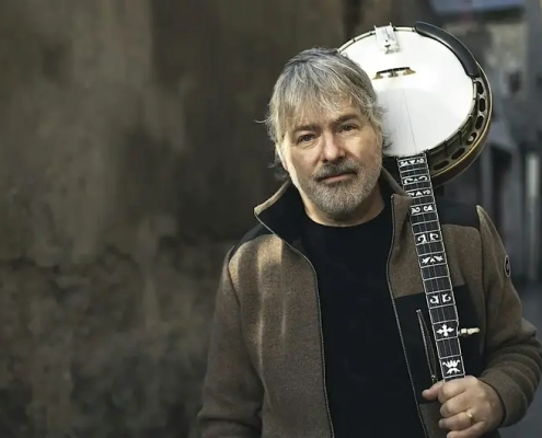 Béla Fleck with banjo