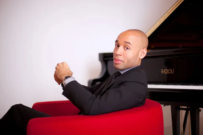 Aaron Diehl, Pianist in red chair